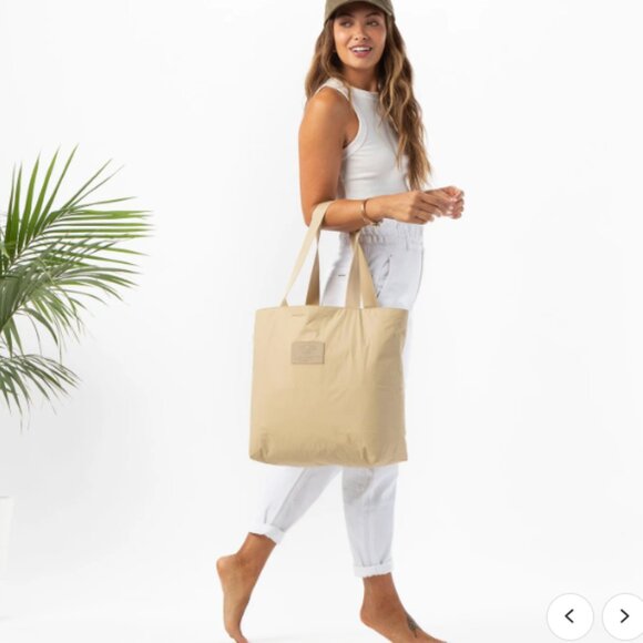 ALOHA COLLECTION Day Tripper Bag in Monochrome Dune/ Tan Daytripper Tote Bag - Picture 4 of 4